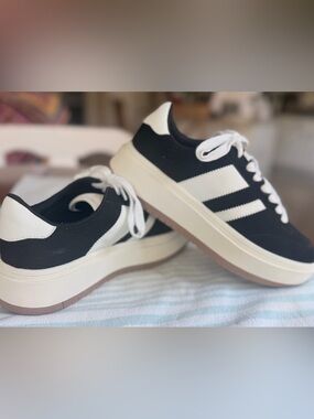 Women’s Classic size 9 Low-Top Sneakers in Black and White